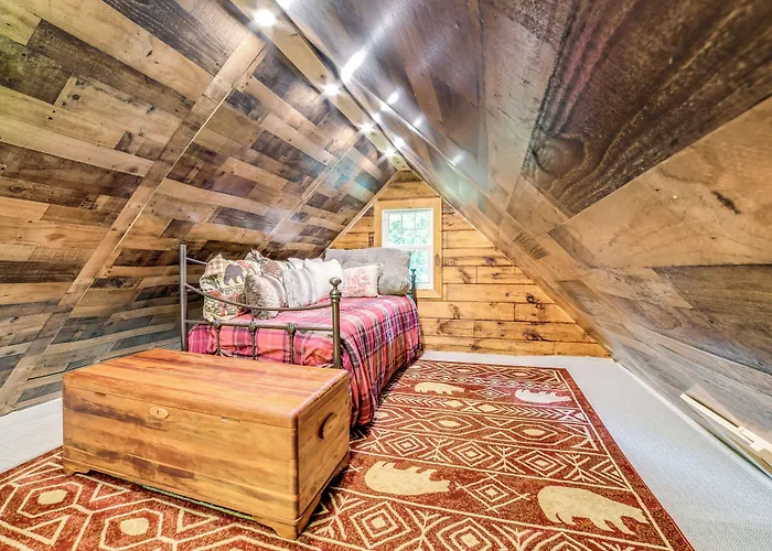 'Cardinal Pines' Cabin On 8 Acres - Dog Friendly!